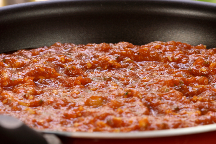 Looking for a Crushed Tomato Sauce Recipe? This is it! It has lots of garlic and onion flavor to make a quick and easy dinner.