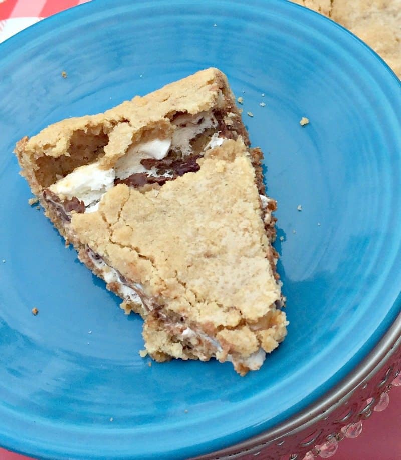 Smores Pie Recipe This is better than a Smores Cake because it has the crunch from the pie crust. You could probably double the recipe and make it into Smores Bars and bake it in a 9x13 pan if you need to feed a crowd. This is a Smores Pie with Marshmallow Fluff and chocolate Hershey bars. It's not so sticky because you put the crust on the top and the bottom. 