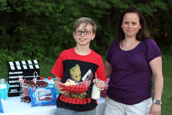Check out these tips to plan the perfect outdoor movie night with popcorn, cookies, and milk. Plus a few things to make it even more fun!