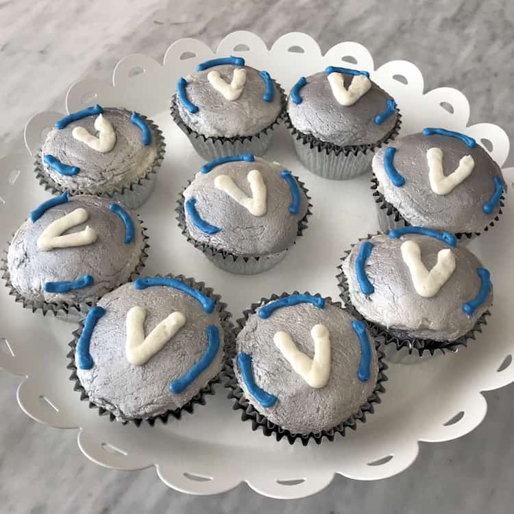 Fortnite cupcake ideas - Fortnite cupcakes are so easy with a homemade buttercream icing. Check out my tip to get the icing nice and flat and get the perfect silver color!