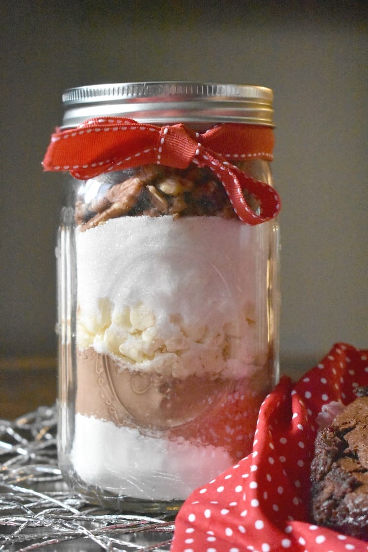 Everyone loves a homemade gift! Check out this DIY Brownie Mason Jar Gift With Free Printable Gift Tag. It's a delicious gift! 