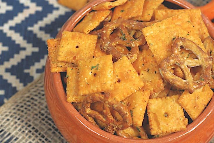 Do you love a snack that is salty, spicy and ranch flavored? This Chipotle Cheez-It Snack Mix recipe has just a few ingredients and takes less than 15 minutes to put together and bake. Make it for a picnic, BBQs, or sports parties.