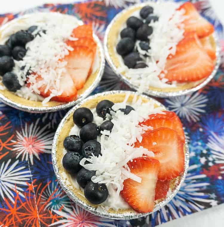 Try this no-bake coconut pie recipe with berries for an easy and refreshing dessert! It's very easy and it's very light and delicious! 