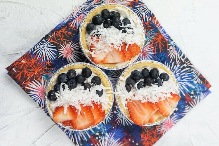 Try this no-bake coconut pie recipe with berries for an easy and refreshing dessert! It's very easy and it's very light and delicious! 