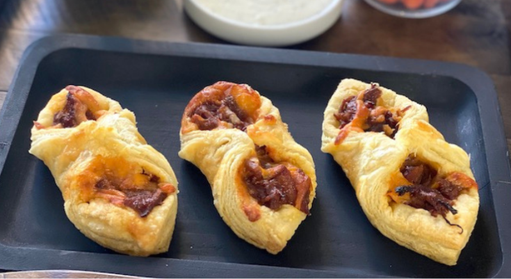  The big game is coming up and I have a very easy recipe for you to serve! Check out this Easy BBQ Pulled Pork Appetizers! It’s so delicious and you only need 4 ingredients!