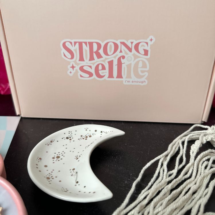 Are you looking for the best gift for a tween girl or a teen girl? Check out this STRONG Selfie Monthly Subscription Box