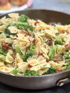 Need a quick and easy dinner recipe! Grab the ingredients to make Bacon Broccoli Pasta - dinner will be ready in 20 minutes!