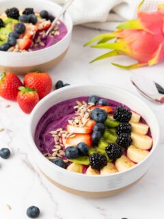 Whip up this easy strawberry banana smoothie bowl—creamy, healthy, and loaded with fresh fruit, perfect for a quick and refreshing breakfast!