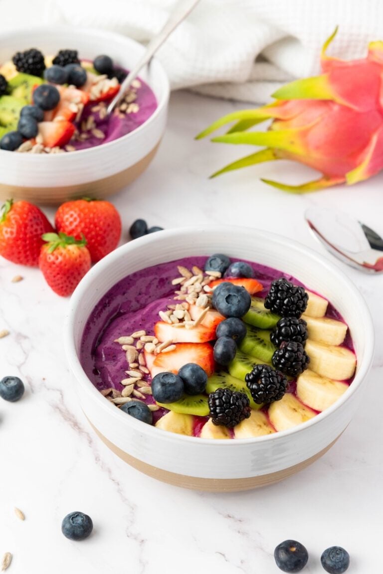 Whip up this easy strawberry banana smoothie bowl—creamy, healthy, and loaded with fresh fruit, perfect for a quick and refreshing breakfast!
