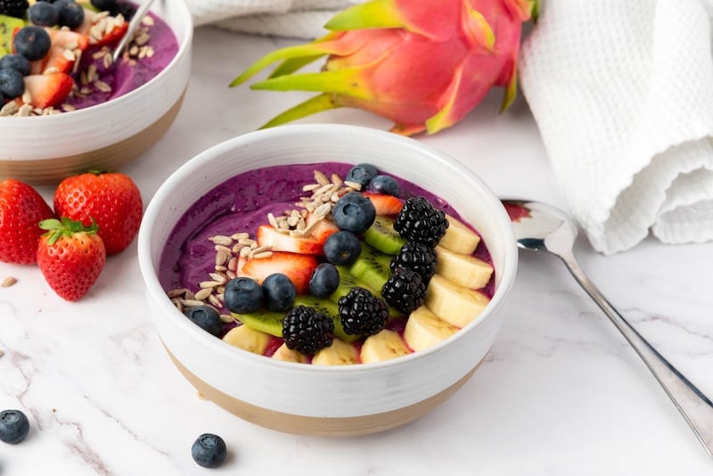 Whip up this easy strawberry banana smoothie bowl—creamy, healthy, and loaded with fresh fruit, perfect for a quick and refreshing breakfast!